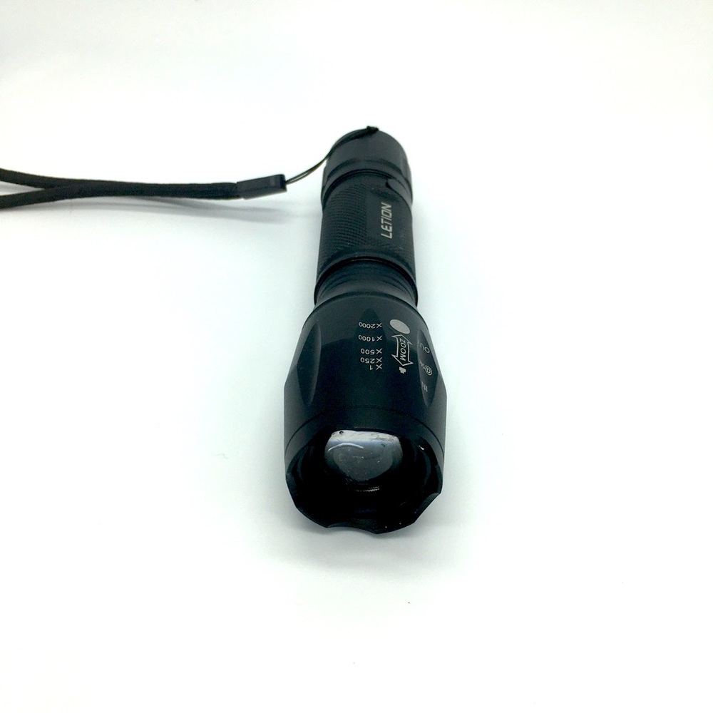 LED Black/White Flashlight - Picture 4 of 5